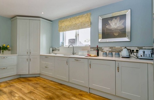 Ashford Cottage | Detached thatched cottage sleeping 2- 6 with its own luxurious hot tub