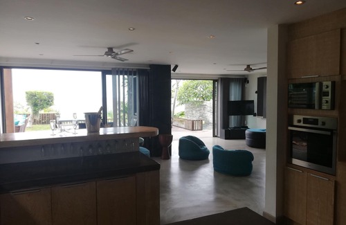 Flic-en-Flac Villa | Detached villa overlooking the sea, quiet area, swimming pool, jacuzzi, garden