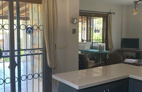 Torba Villa | Detached villa, sea views of Torba Bay, shared pool, 8 mins walk to beach 🏖