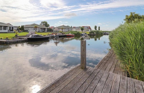 Makkum Cabin | Detached villa with a patio and jetty next to open waters