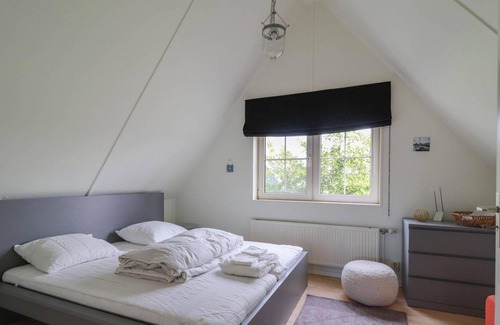 Makkum Cabin | Detached villa with a patio and jetty next to open waters