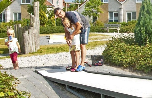 Makkum Cabin | Detached villa with a patio and jetty next to open waters
