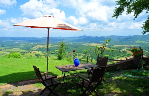 Chiusdino House | Detached villa with panoramic garden