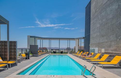 Evans Churchill Apartment | Detailed 2BD, HighRise DT, Pool, Gym, Parking, Sleeps 5