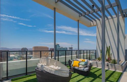 Evans Churchill Apartment | Detailed 2BD, HighRise DT, Pool, Gym, Parking, Sleeps 5