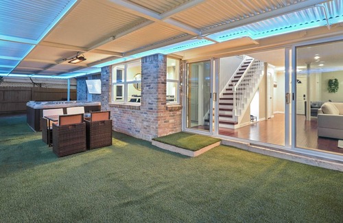 Farmers Branch House | DFW LUX HOUSE WITH HUGE BACKYARD POOL AND JACUZZI , BBQ, CINEMA ETC..