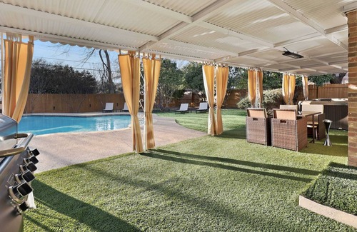 Farmers Branch House | DFW LUX HOUSE WITH HUGE BACKYARD POOL AND JACUZZI , BBQ, CINEMA ETC..