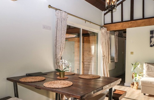 Aldermaston Wharf Apartment | DI NOTTE - NO. 5, pet friendly, with a garden in Goring-On-Thames