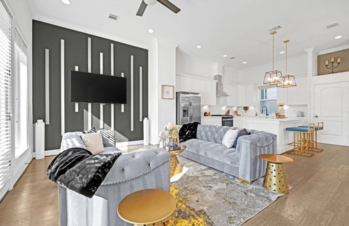 South Central Houston House | Diamond Oasis w/2 Balconies & Large Soaking Tub