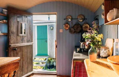St. Neot Cabin | 'Diddylake' A pair of shepherd huts in the wild.