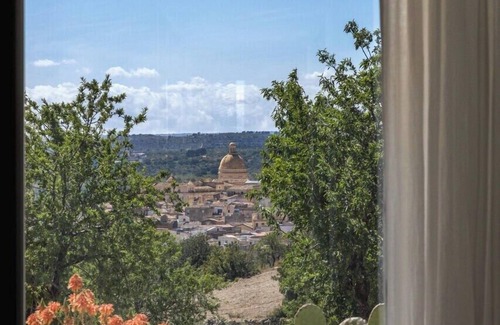 Avola Villa | Dietro al Muro - Four Bedroom Villa, Sleeps 10