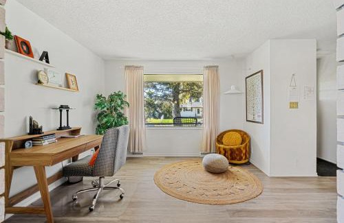 Forest Lawn House | Digital Nomad's Calgary Inner City Gem 3Bd, 5Bed, Sleeps 8, Main Level