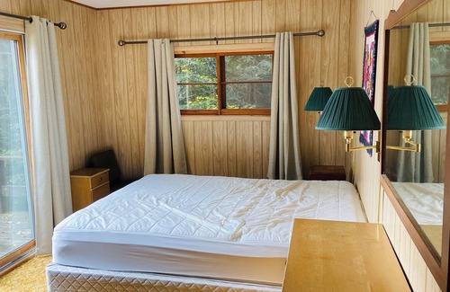 Lake of Bays Cottage | Digital Nomads and Family. Lakeshore Cottage on Rebecca Lake Muskoka