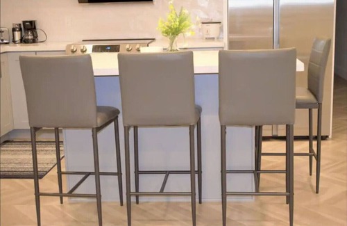 Dimond House | Dimond Abode; Modern Family Vacation Rental in Oakland | Steps from Markets & Cafés