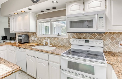 Myrtle Beach House | Dine, Shop & Splash: Family Home in Myrtle Beach