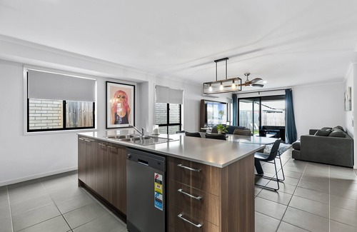 Caboolture South House | Dingo Den!