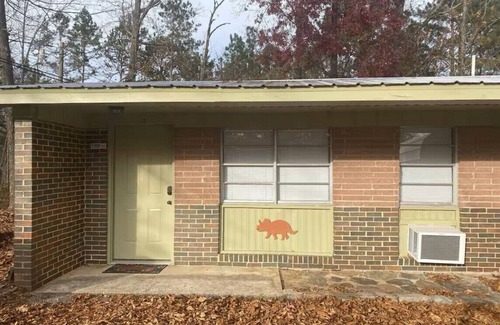 Oneonta Apartment | Dino Den - Charming 1-bedroom apartment in Oneonta with WiFi, AC