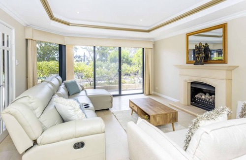 Ascot House | Direct access to the Swan River, pool & theatre room. Free WIFI and parking.
