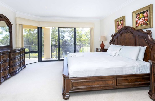 Ascot House | Direct access to the Swan River, pool & theatre room. Free WIFI and parking.
