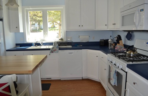 Middlefield House | Direct Lakefront, 2 docks, private, easy access from I 91.