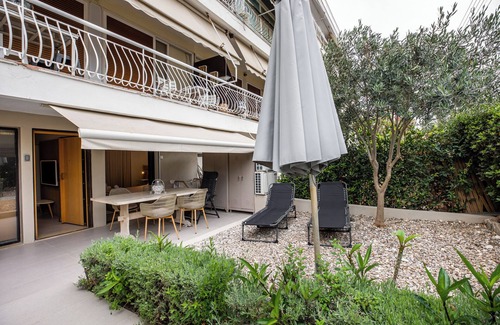Vari-Voula-Vouliagmeni Apartment | Directly before the sea.Direkt vor dem Meer