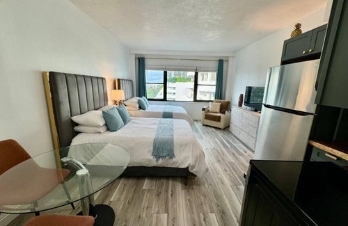 Mid Beach Condo | Directly on the Beach - Pool & Ocean access