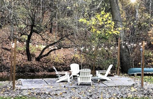 Bayham Villa | Disconnect From Reality/River House/Hot Tub/Pet Friendly