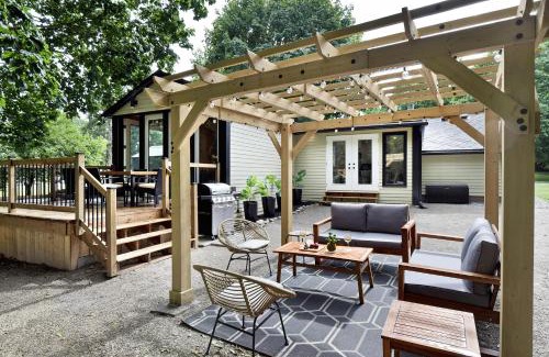 Bayham Villa | Disconnect From Reality/River House/Hot Tub/Pet Friendly