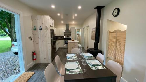 Bayham Villa | Disconnect From Reality/River House/Hot Tub/Pet Friendly
