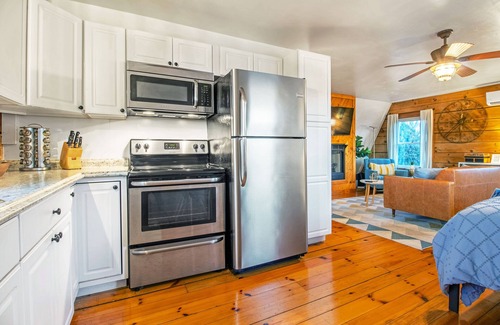Stanley House | Discount avail! Couples retreat in Shenandoah, grill, firepit, 2 apts.