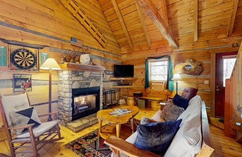 Vesta Cabin | DISCOUNTED! A Blue Ridge Haven just off the BR Parkway and wineries!