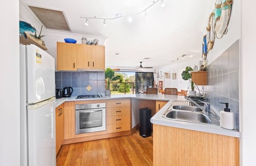 Point Vernon House | Discover Coastal Living Perfection at Point Vernon