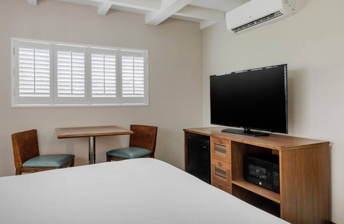 Jekyll Island House | Discover Jekyll Island from a Charming Retreat | Pool, Free Breakfast & Parking
