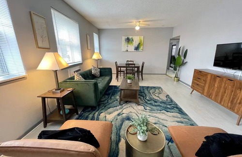 West Ridge Apartment | Discover Northside Chicago 2BR from Modern Apartment