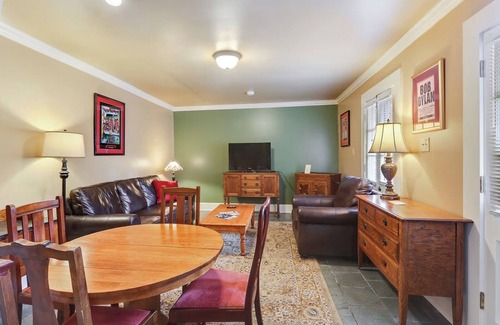 French Quarter Hotel | Discover Peaceful Garden Retreat in NOLA – 3 Private Rooms + Full Charm
