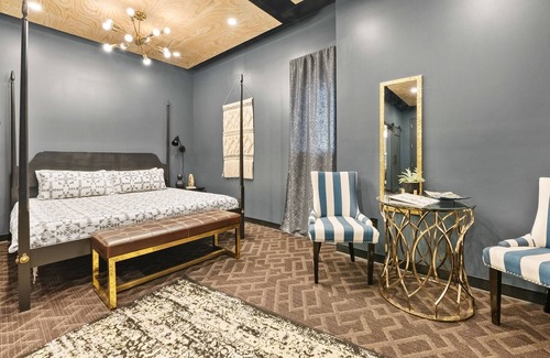 Middletown House | Discover Posh Boutique Hotel in Middletowns Torchlight Pass Revival District 302