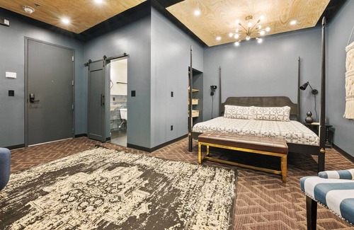 Middletown House | Discover Posh Boutique Hotel in Middletowns Torchlight Pass Revival District 302