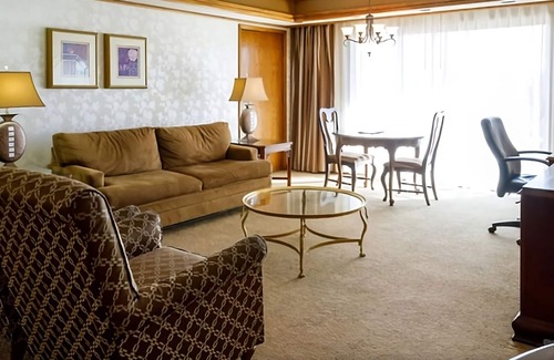 Elko Hotel | Discover the Best of Nevada's Wilderness! 2 Relaxing Units, Swimming Pool!