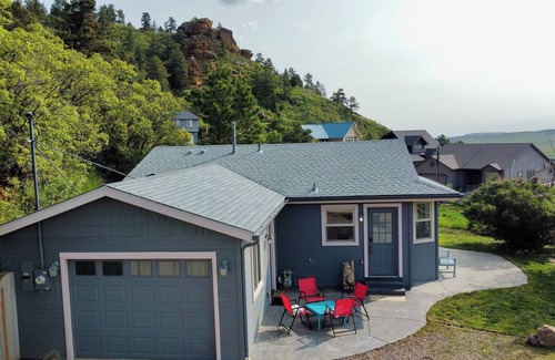 Palmer Lake House | Discover the charm of Palmer Lake at this cozy cottage in this peaceful town.