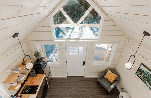 Chugiak Cabin | Discover tranquility in a deluxe tiny house amidst Eklutna Valley's natural beauty.
