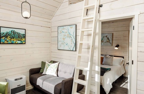 Chugiak Cabin | Discover tranquility in a deluxe tiny house amidst Eklutna Valley's natural beauty.
