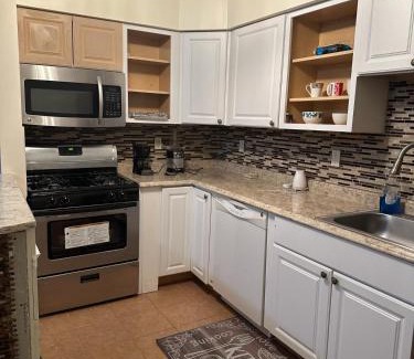 Newark House | Divine Villa and Resorts 67 Sherman 5mins to EWR Airport and 4mins to Penn Station Newark, 20Mins to New York