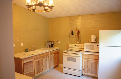 Luray House | DLT Cabins, LLC - Holler Hideaway Cozy house sleeps 4 on 10 Minutes from SNP