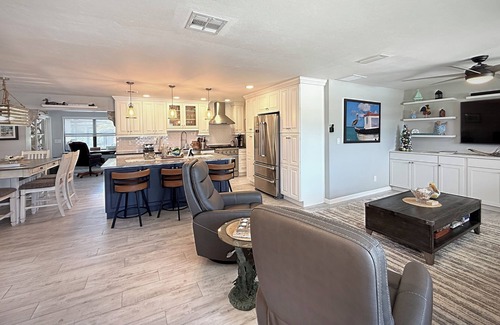 Pine Island Center House | Do you like to fish, relax, chill and enjoy nature? Do we have the place for you