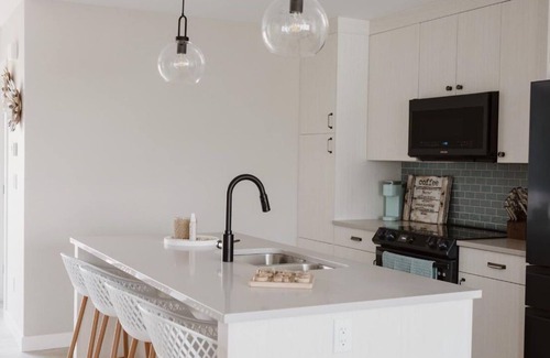 Sylvan Lake House | Dock 98 relaxing beachy townhouse in beautiful sylvan lake w/hot tub