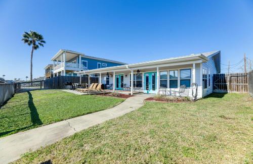 Palm Harbor House | Dock and Bay Access Rockport Home on Canal