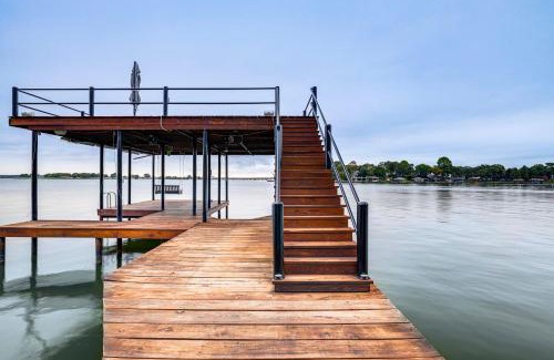Gun Barrel City House | Dock and Hot Tub! High-End Cedar Creek Lake Retreat