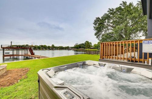 Gun Barrel City House | Dock and Hot Tub! High-End Cedar Creek Lake Retreat