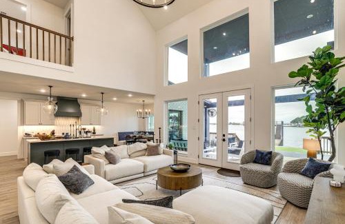 Gun Barrel City House | Dock and Hot Tub! High-End Cedar Creek Lake Retreat