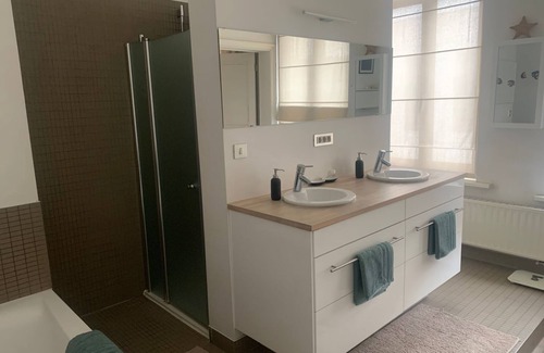 Ghent Bed & Breakfast | Dock Suites. Two bedroom gueststay with private bathroom and speed wifi.